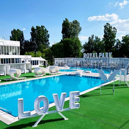 Royal Park Complex Hotel Bascov Екстериор снимка
