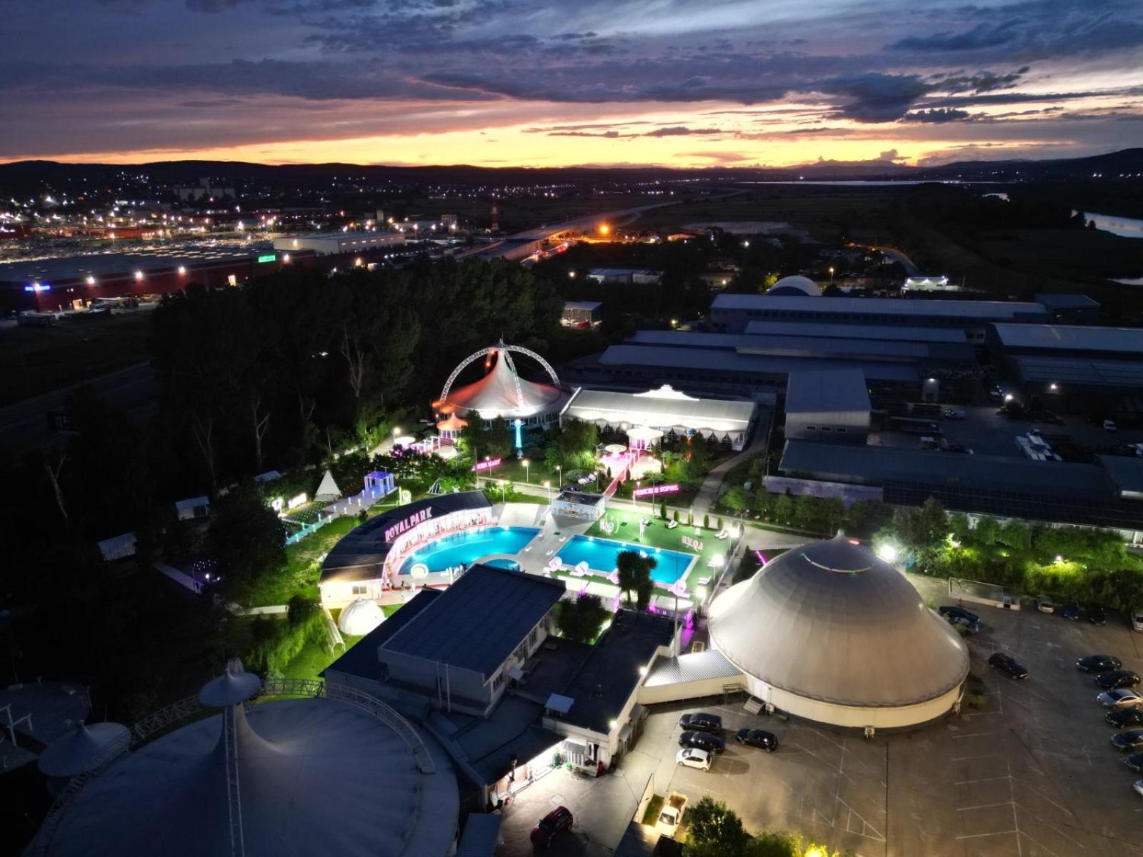 Royal Park Complex Hotel Bascov Екстериор снимка