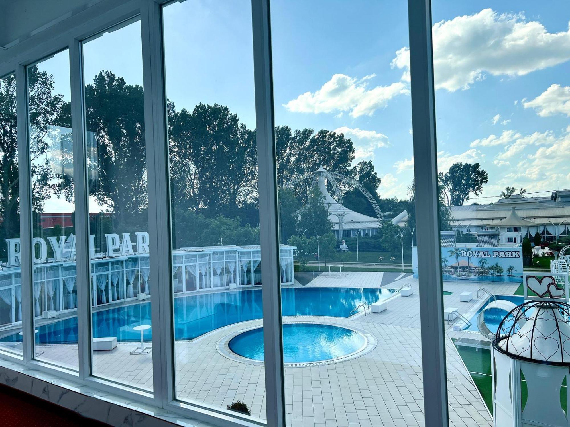 Royal Park Complex Hotel Bascov Екстериор снимка