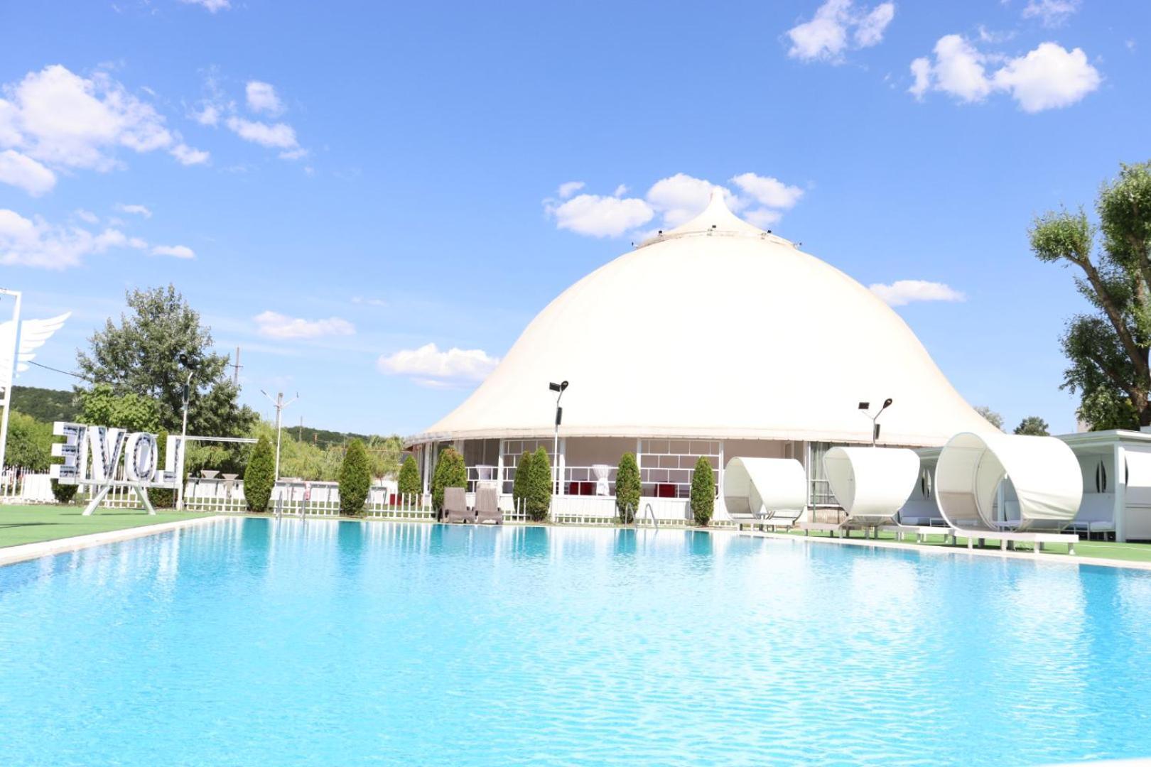 Royal Park Complex Hotel Bascov Екстериор снимка