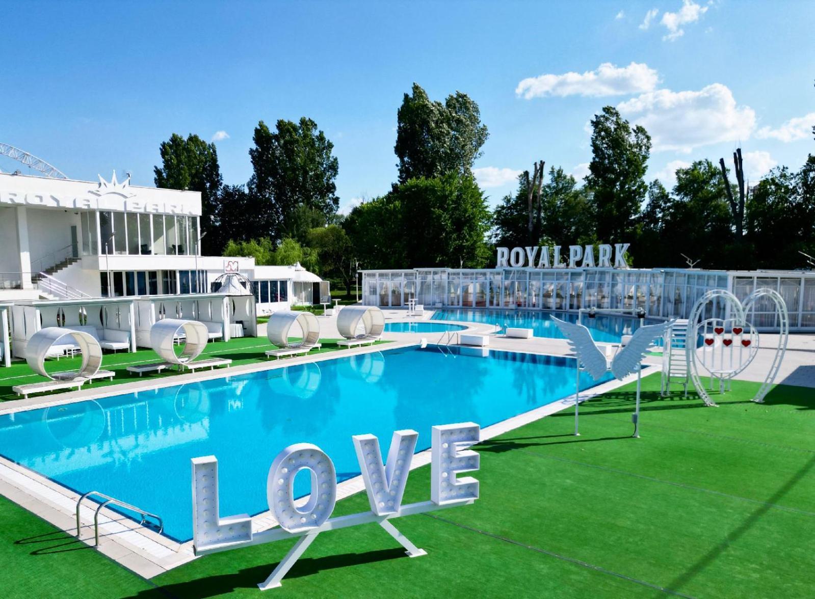 Royal Park Complex Hotel Bascov Екстериор снимка